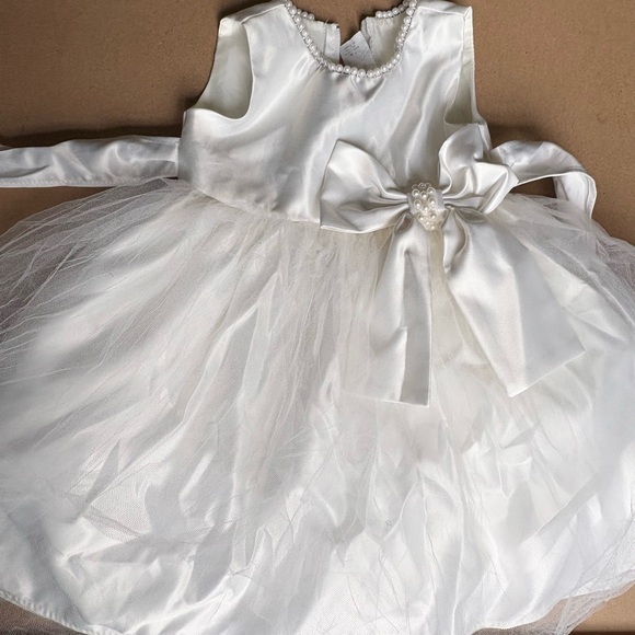 Elegant White Satin and Tulle Dress with Bow - Picture 1 of 7